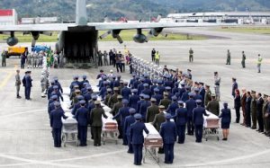 Military personnel unload a coffin with the remains of Brazilian victims who died in an accident of the plane that crashed into the Colombian jungle with Brazilian soccer team Chapecoense, at the airport from where the bodies will be flown home to Brazil, in Medellin, Colombia December 2, 2016.  REUTERS/Jaime Saldarriaga