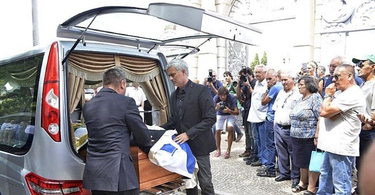 Mourinho holds father’s funeral in Portugal