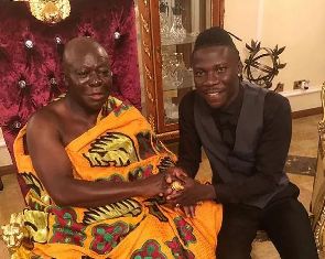 Stonebwoy meets Otumfuo; dances Adowa at Manhyia Palace