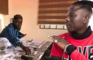 Wise man Stonebwoy will never flaunt his money on social media - Journalist Komfa writes