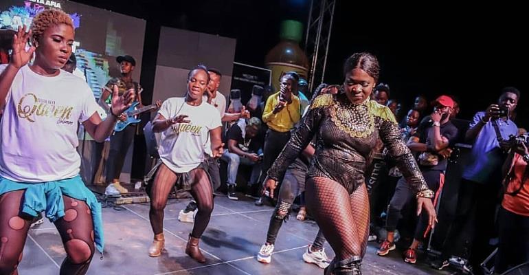 Stonebwoy Fans Throw Bottles At Sista Afia For Performing 'Shatta Wale Song'