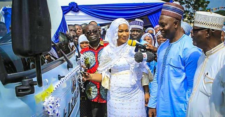 VP Bawumia Donates Bus To T I Ahmaddiya Senior High School in Kumasi